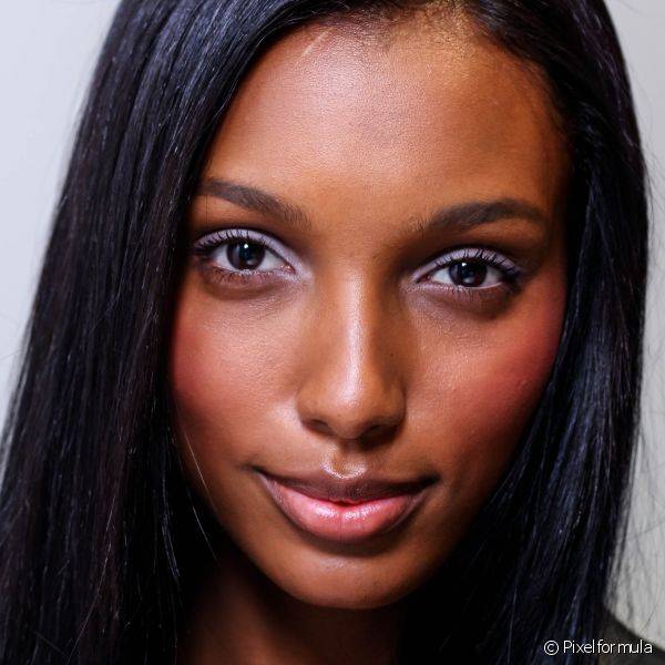 Mulheres de pele negra podem aderir ao visual queimado de sol atrav?s de um blush rosa com fundo laranja ou vermelho 